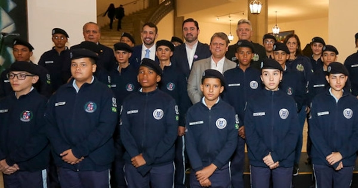 contratacao-de-pms-como-monitores-de-escolas-civico-militares-em-sp-e-suspensa-pela-justica