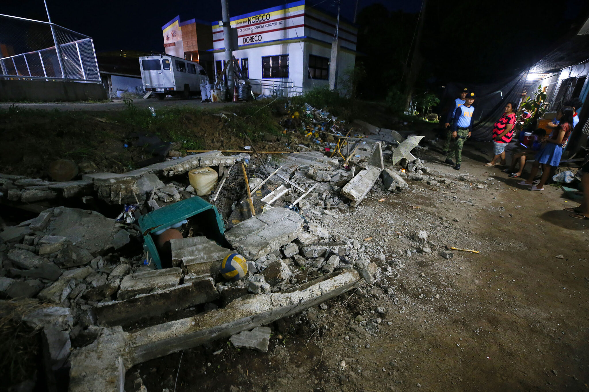 video-mostra-confusao-apos-terremoto-de-magnitude-7,4-atingir-filipinas-e-deixar-mortos