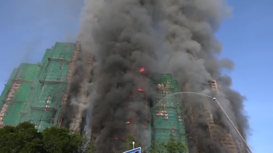 incendio-atinge-complexo-com-cerca-de-dois-mil-apartamentos-em-hong-kong