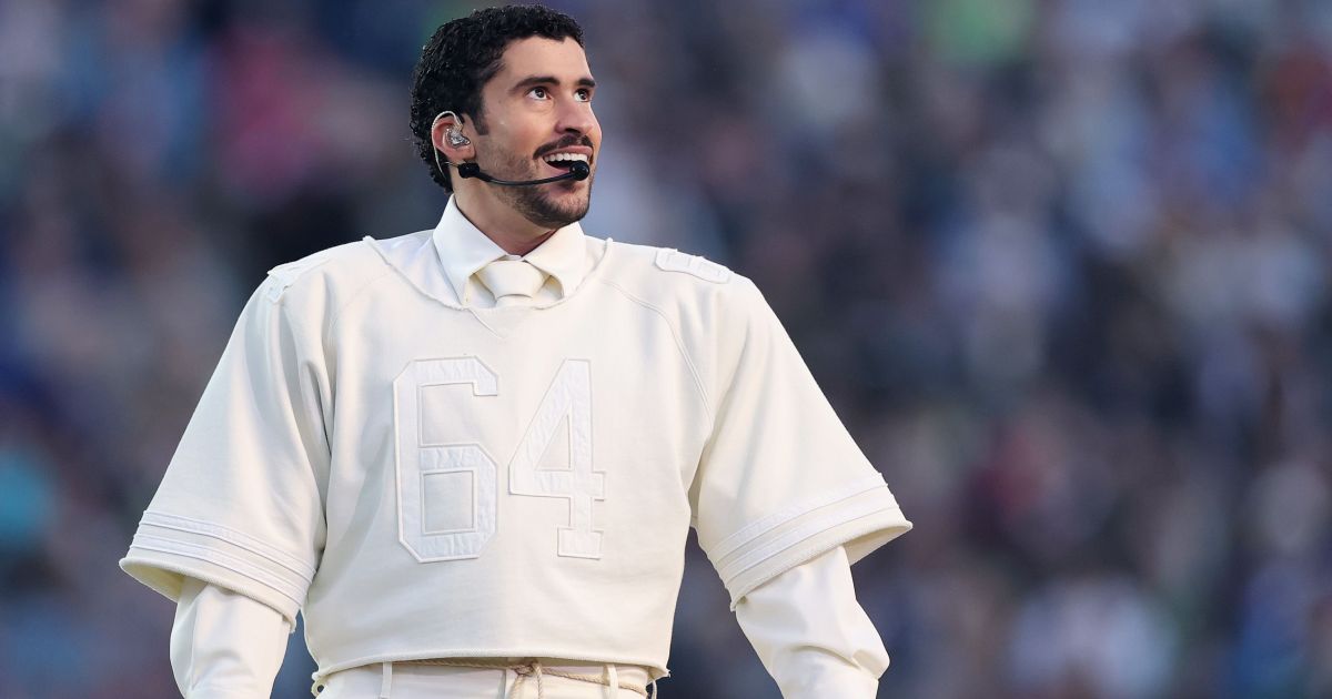 super-bowl:-em-show-politico,-bad-bunny-surpreende-com-visual-minimalista