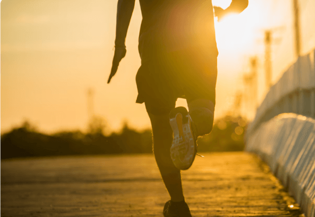 dor-no-pe-que-nao-passa?-pode-ser-trinca-no-osso-de-quem-caminha-ou-corre-muito