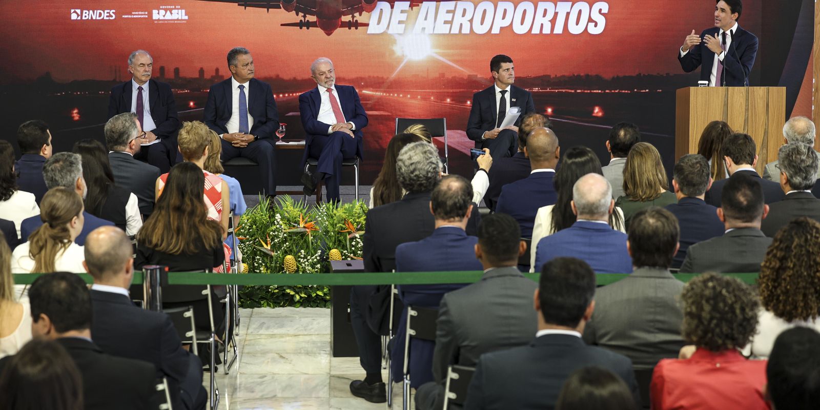 ministro-celebra-anuncio-de-r$-5,7-bi-para-ampliar-aeroportos-no-pais