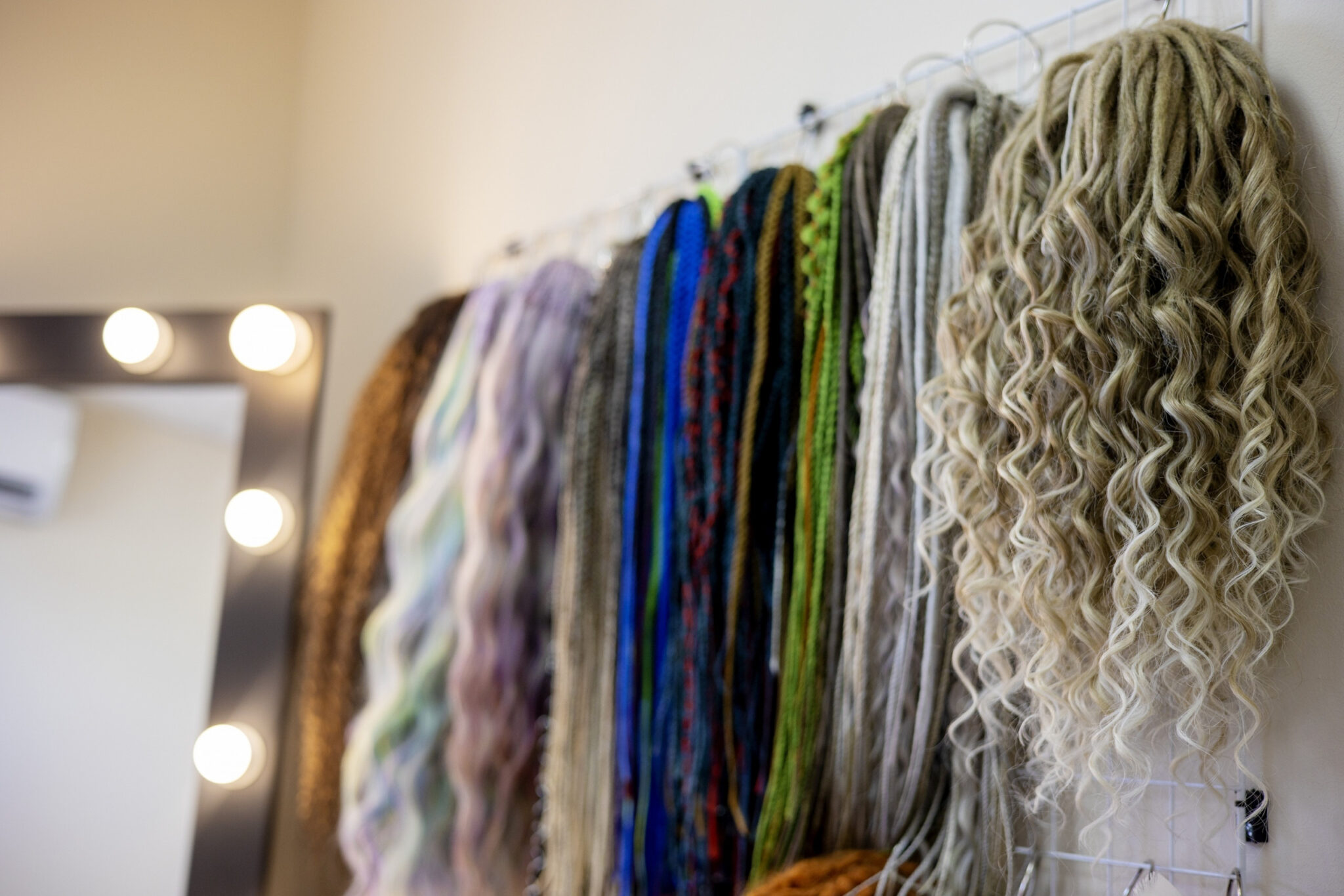 estudo:-extensoes-de-cabelo-tem-substancias-nocivas-associadas-a-cancer-e-problemas-de-pele