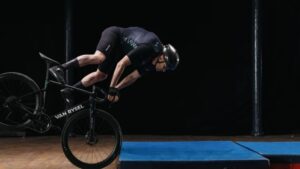 roupa-de-ciclismo-com-airbag-promete-mais-seguranca-sem-comprometer-desempenho