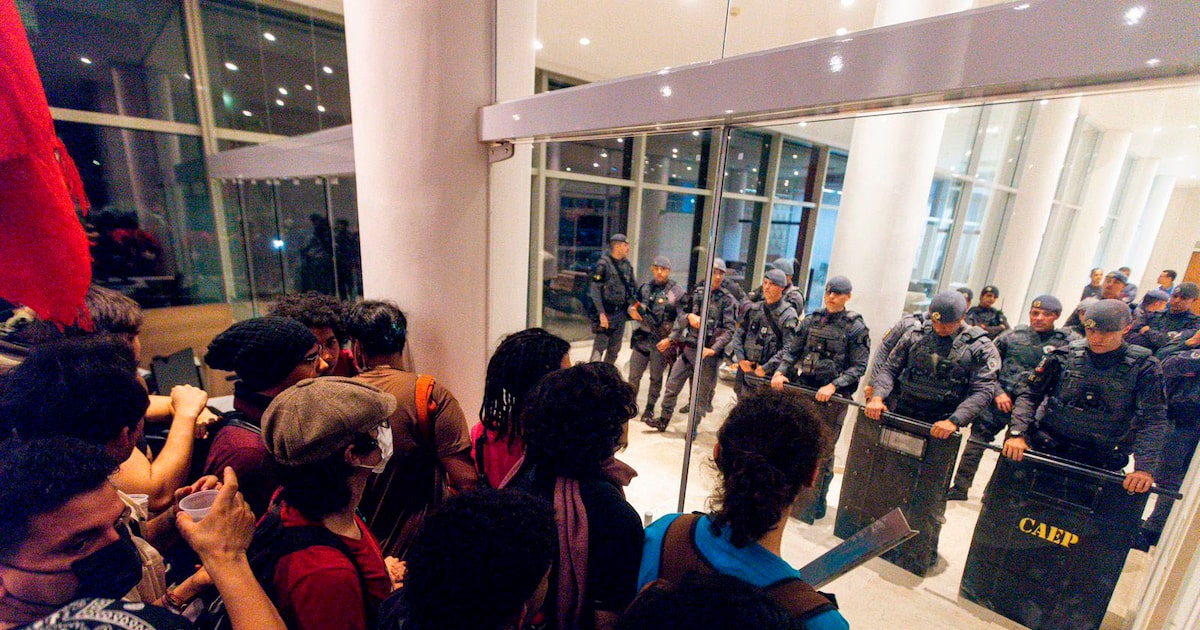 estudantes-da-usp-invadem-predio-da-reitoria-durante-manifestacao;-pm-esta-no-local