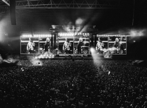 oasis-retorna-aos-palcos-ao-som-de-“hello”,-hit-considerado-polemico