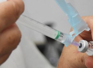 ‘e-um-atraso-para-o-planeta’,-diz-infectologista-sobre-corte-milionario-dos-eua-em-vacinas