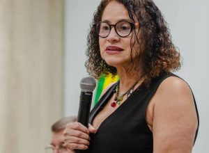 vacina-brasileira-contra-covid-19-ajuda-a-combater-negacionismo,-diz-ministra