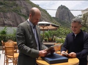 principe-william-se-emociona-ao-receber-foto-de-diana-no-“domingao”