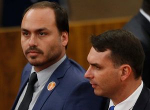 carlos-bolsonaro-mantem-candidatura-ao-senado-por-sc,-mesmo-com-flavio-disputando-planalto