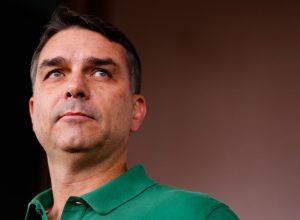 milei-compartilha-post-de-flavio-e-bolsonaristas-tentam-manter-pre-candidatura-em-pe-apos-carta