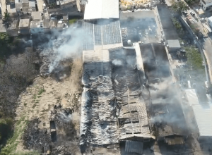 incendio-atinge-fabrica-de-colchoes-na-zona-oeste-do-rio