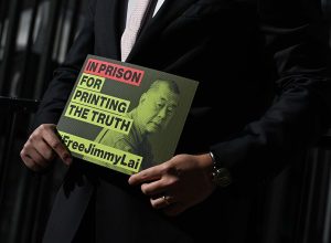 jimmy-lai:-empresario-pro-democracia-e-condenado-a-20-anos-de-prisao-em-hong-kong