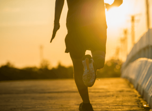 dor-no-pe-que-nao-passa?-pode-ser-trinca-no-osso-de-quem-caminha-ou-corre-muito