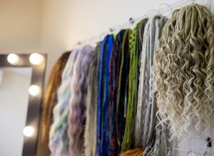 estudo:-extensoes-de-cabelo-tem-substancias-nocivas-associadas-a-cancer-e-problemas-de-pele