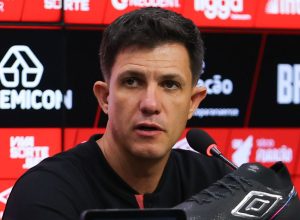 jovem-aumenta-opcoes-no-ataque-do-athletico-e-poe-duvida-em-barbieri
