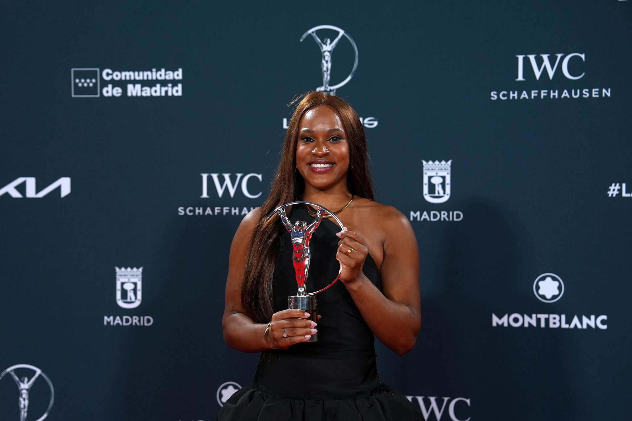 rebeca-andrade-leva-trofeu-no-premio-laureus,-o-‘oscar-do-esporte’