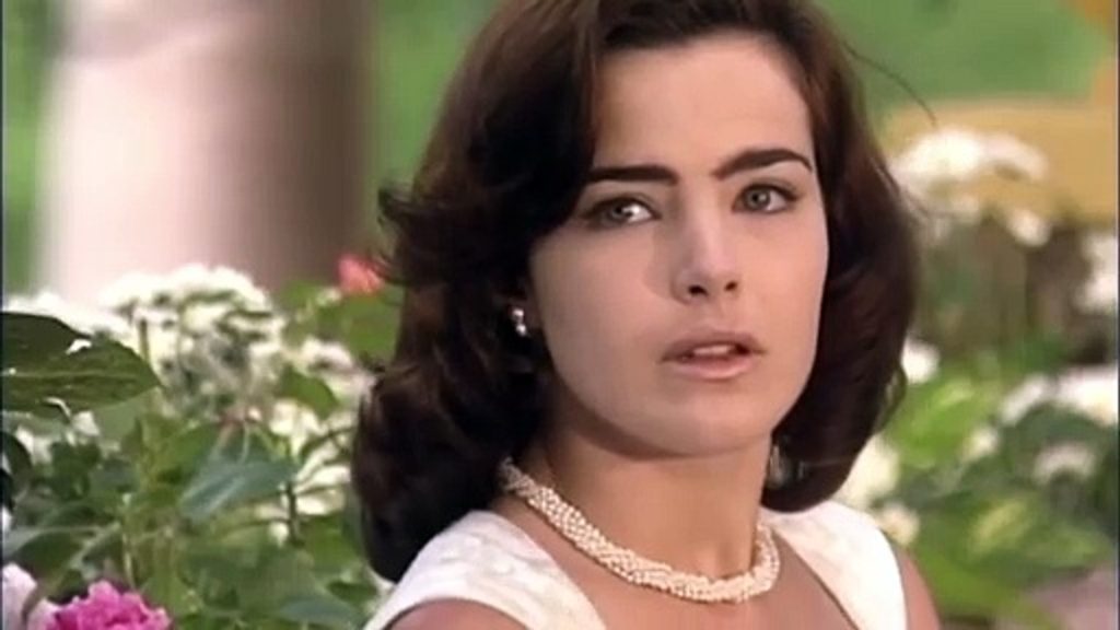 furacao-fashion:-como-a-moda-fez-ressurgir-hilda-furacao,-de-ana-paula-arosio?