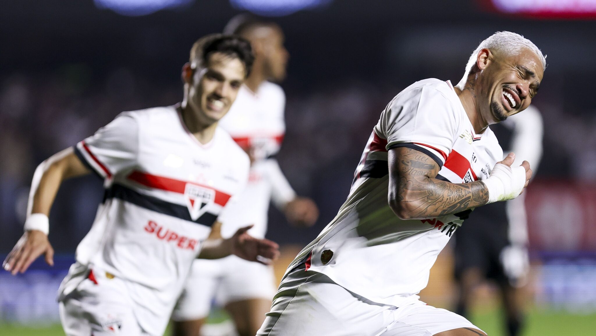 luciano-decide,-e-sao-paulo-bate-corinthians-em-classico-no-brasileirao