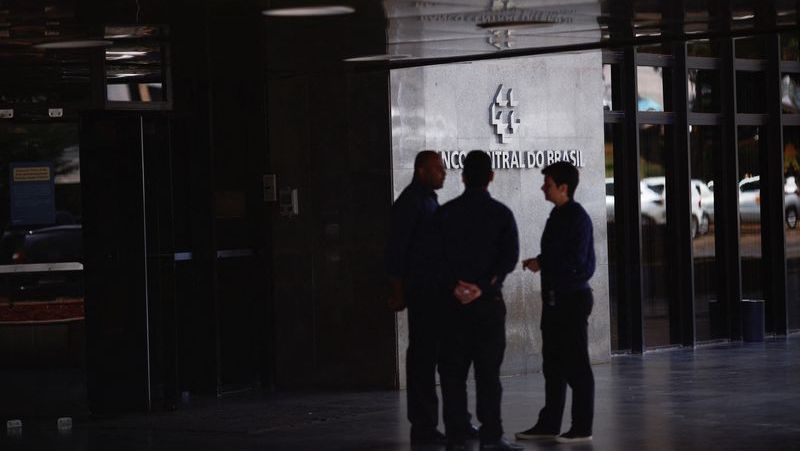 bc-deve-manter-juro-em-15%,-enquanto-tarifaco-alimenta-incertezas