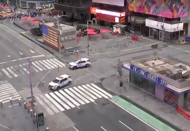avenida-times-square,-em-nova-york,-e-esvaziada-pela-policia