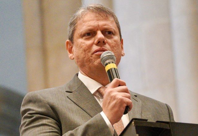 tarcisio-reafirma-lealdade-a-bolsonaro-apos-indiciamento-da-pf:-“vou-estar-sempre-do-lado”