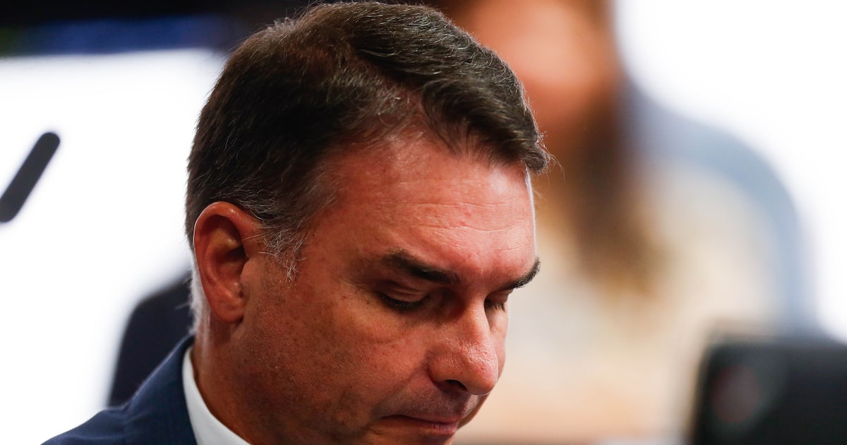 flavio-bolsonaro-diz-que-mae-e-avos-foram-feitos-refens-durante-assalto:-‘uma-hora-de-terror’
