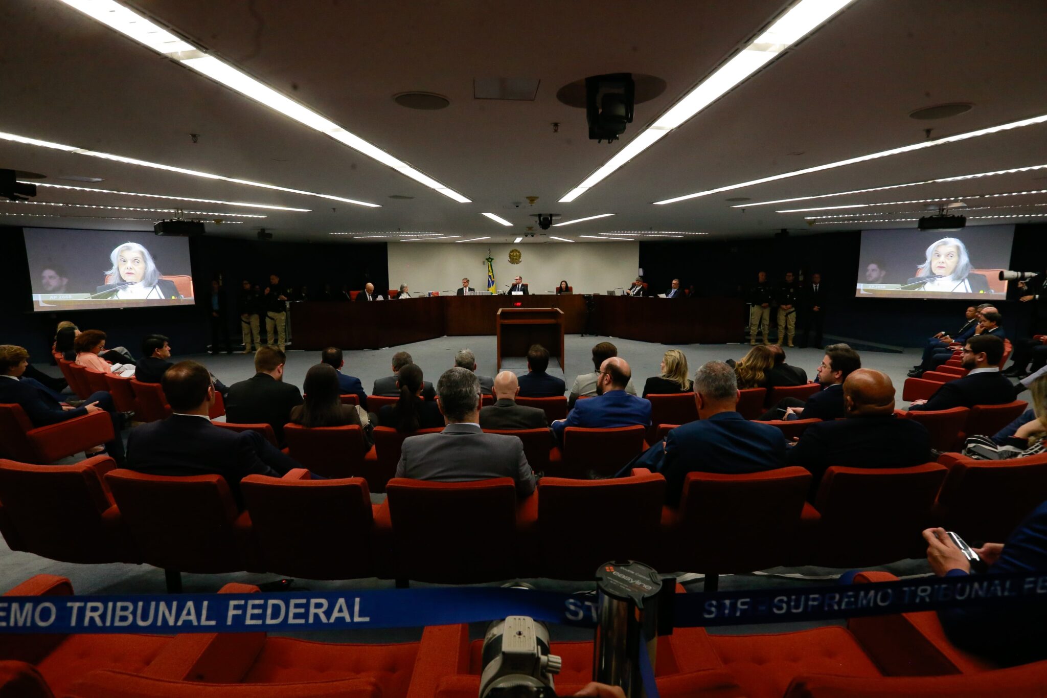 cronica-anunciada-e-agua-fria-em-plano-para-perdoar-bolsonaro;-colunistas-analisam-condenacao