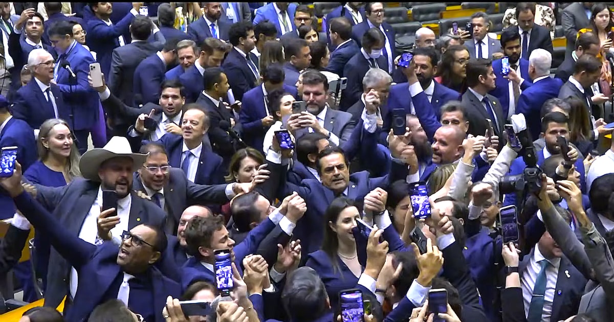 partidos-do-centrao-garantem-aprovacao-de-urgencia-da-anistia;-saiba-como-votou-cada-deputado