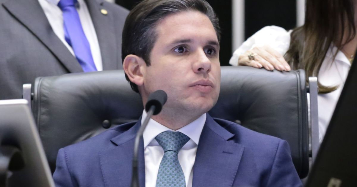 hugo-motta:-disputa-entre-lula-e-bolsonaro-interfere-no-dia-a-dia-da-camara