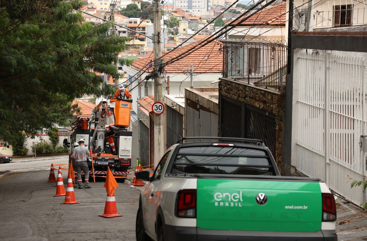 enel-diz-que-normalizara-servico-de-energia-ate-o-fim-de-domingo-(14)-em-todo-o-estado-de-sp