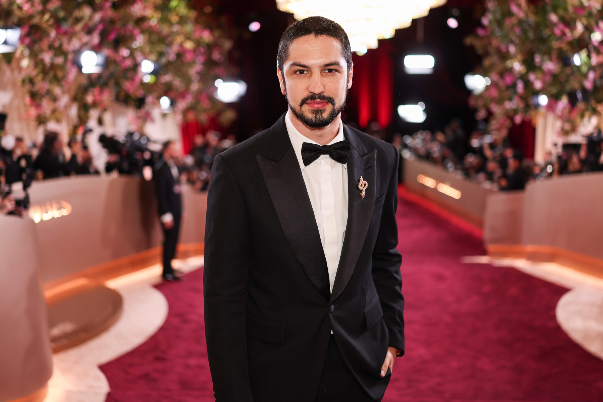 gabriel-leone-em-‘o-agente-secreto:-gala-com-peca-de-100-mil-reais