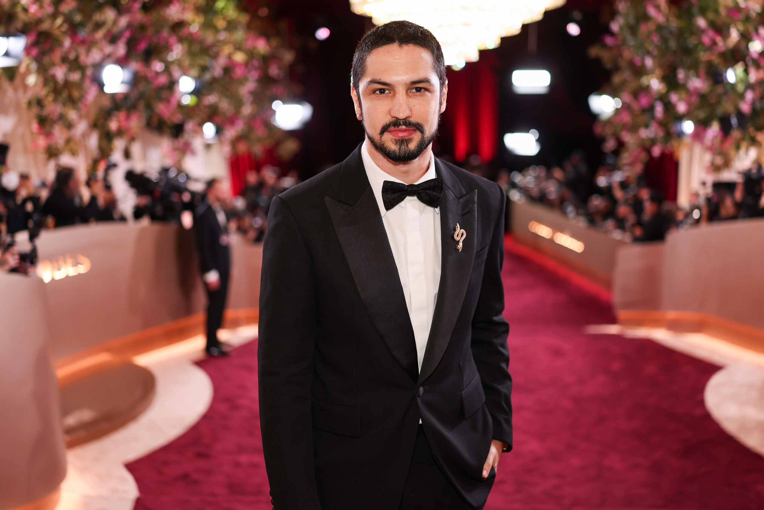 gabriel-leone-em-‘o-agente-secreto:-gala-com-peca-de-100-mil-reais