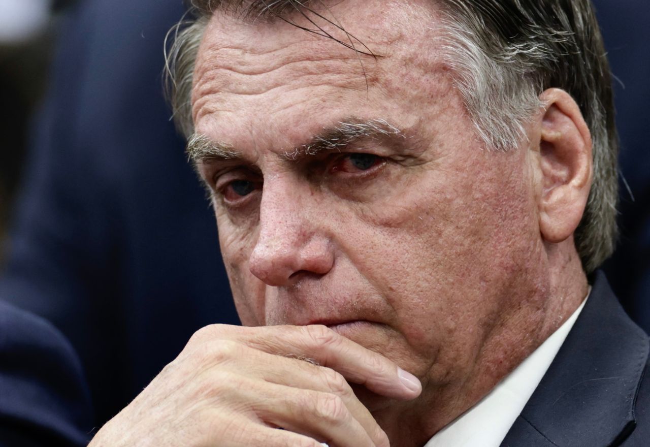 citando-queda-em-cela,-defesa-de-bolsonaro-volta-a-pedir-prisao-domiciliar