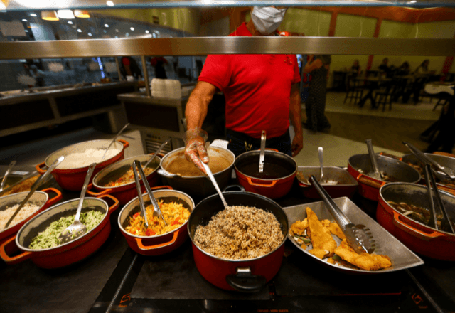 comer-fora-fica-quase-8%-mais-caro-em-um-ano,-aponta-fgv