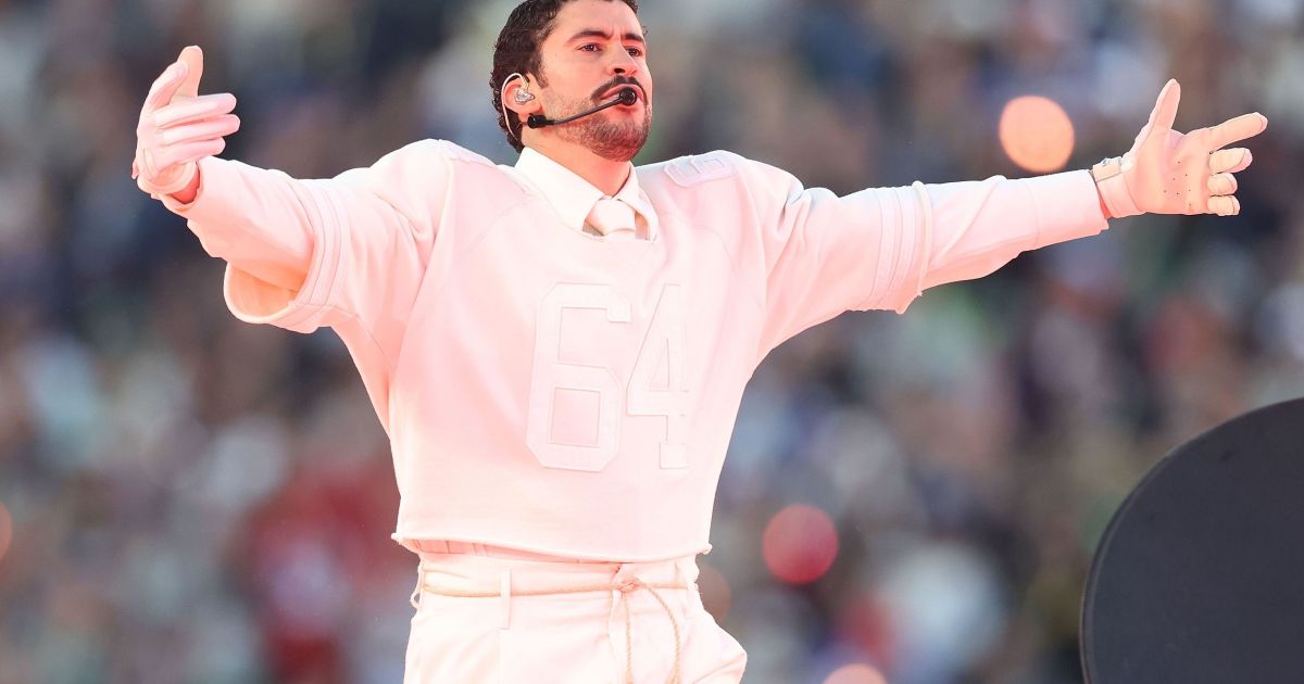 bad-bunny-revela-que-figurino-no-super-bowl-foi-tributo-a-parente-falecido