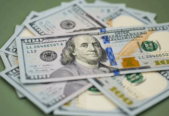 dolar-opera-em-queda-apos-atingir-r$-5,14,-menor-patamar-em-quase-dois-anos