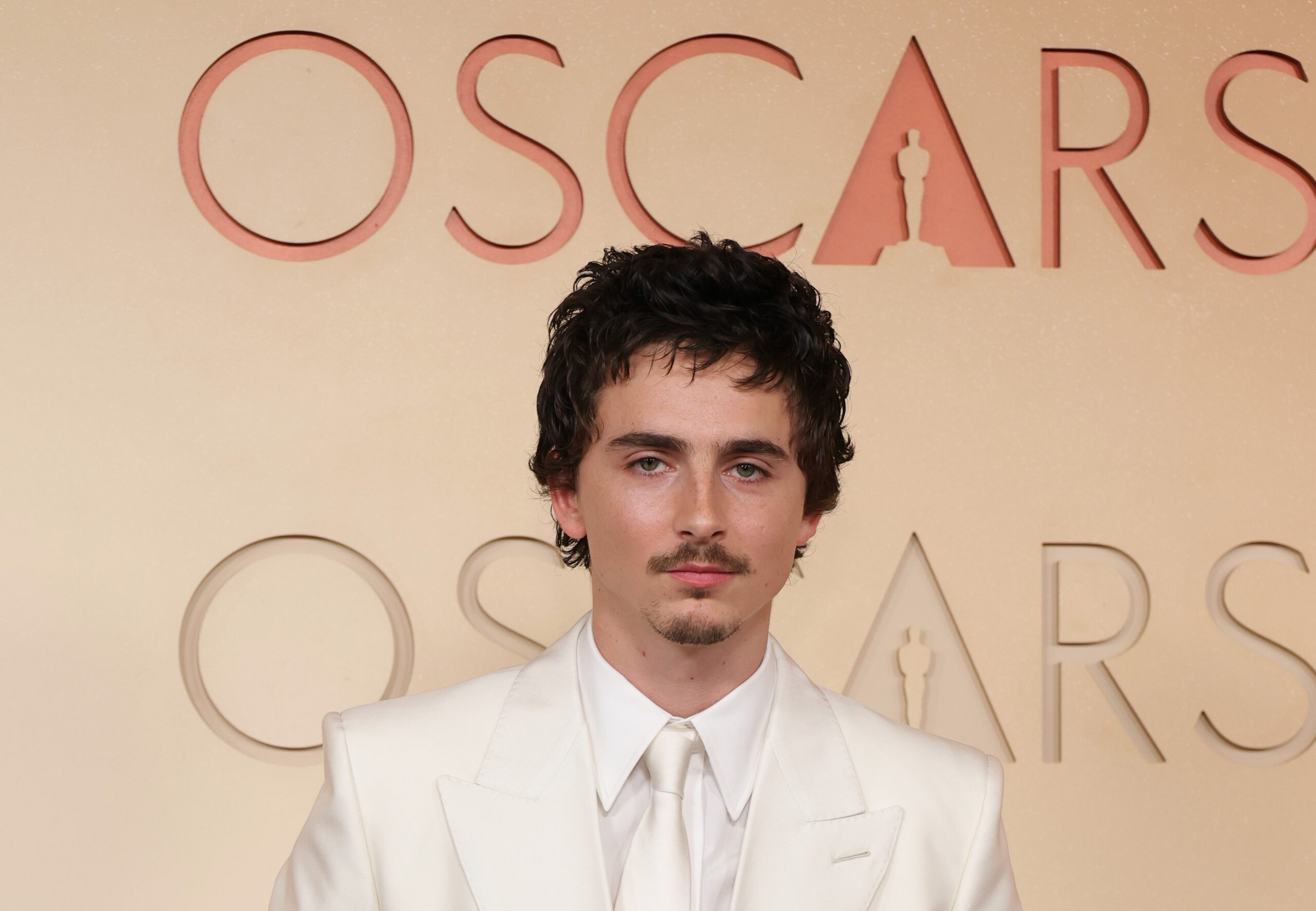 timothee-chalamet-vira-chacota-na-abertura-da-cerimonia-do-oscar-2026