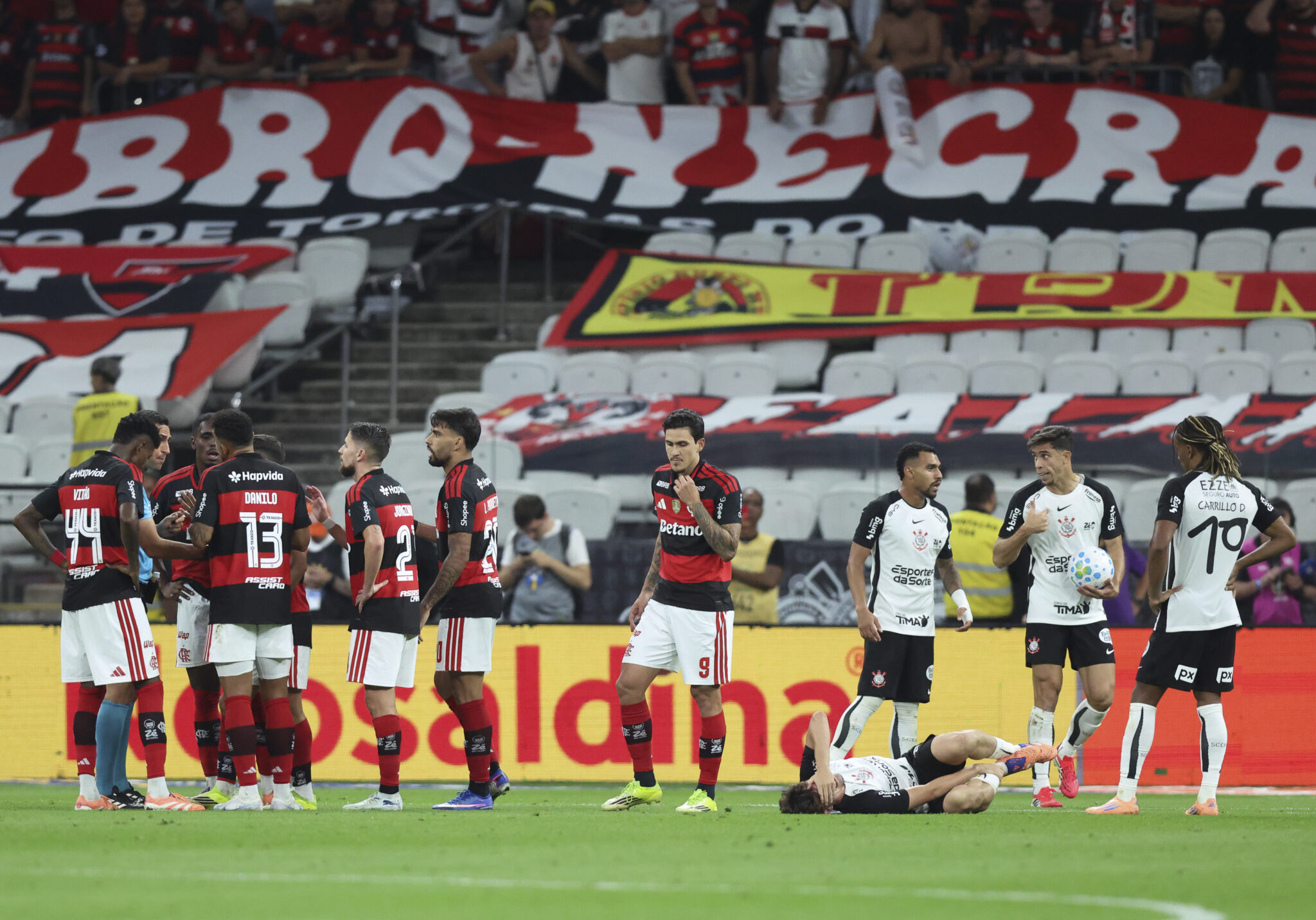 expulsao-em-corinthians-x-flamengo-divide-opinioes-nas-redes-sociais:-‘foi-rigoroso’