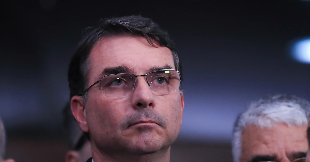 planalto-comemora-master-‘no-colo’-de-flavio-e-ve-candidatura-ameacada:-‘o-rei-esta-nu’