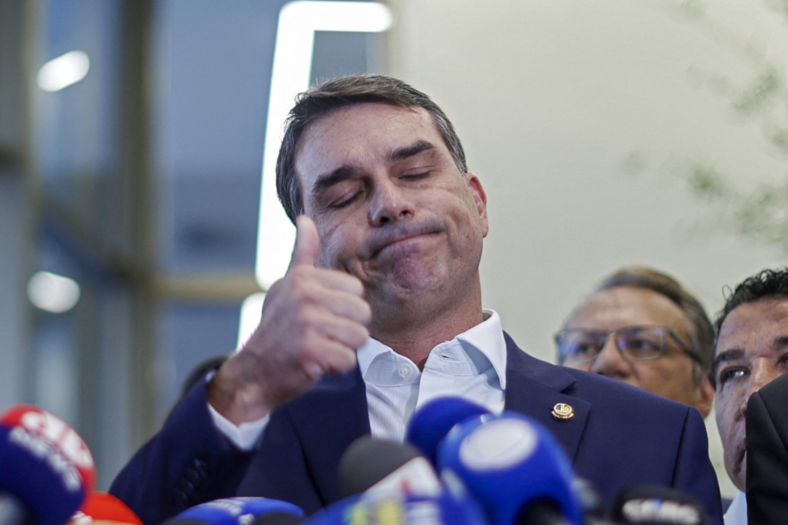 gritos,-socos-na-mesa-e-dedo-na-cara…-a-saida-caotica-de-marcelao-do-qg-de-flavio-bolsonaro
