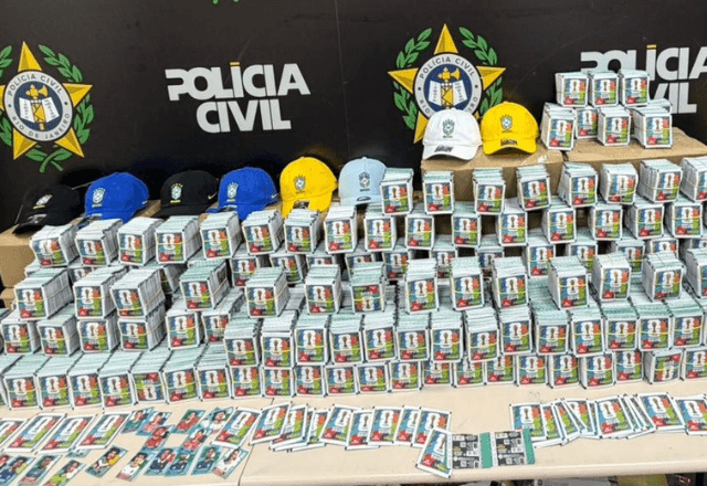 policia-no-rj-apreende-200-mil-figurinhas-falsas-do-album-da-copa-de-2026